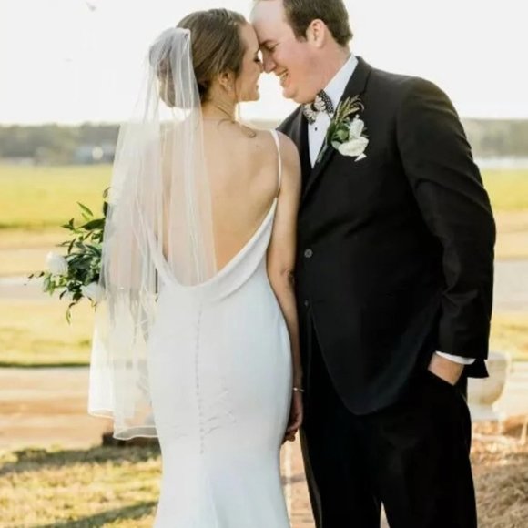 V Neck Mermaid Wedding Dress with Button back - Picture 7 of 16